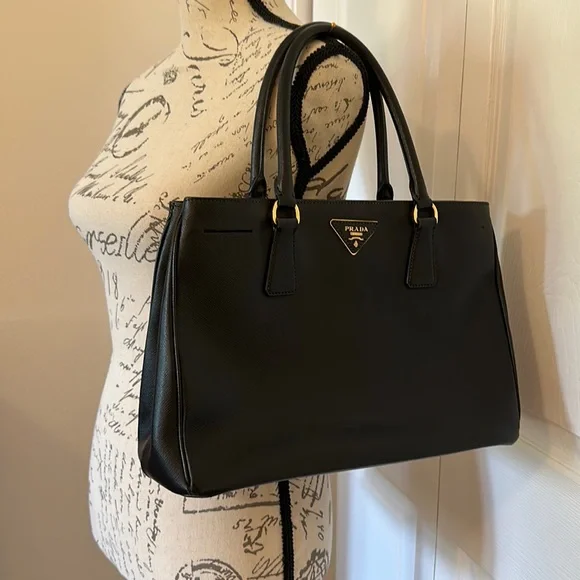 トートバッグ PRADA SAFFIANO LUX LEATHER TOTE BAG Prada Large Saffiano Lux Tote - Luxe Du Jour